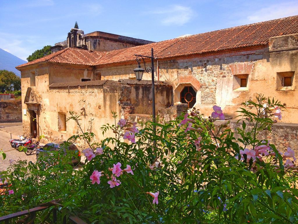 Отель Casa Capuchinas Антигуа-Гватемала Экстерьер фото